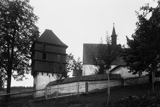 Telecí (Polička). Kostel sv. Maří Magdaleny se zvonicí, 9. 8. 1922. MÚA, FBV, B 10908 | © MÚA, FBV, B 10908