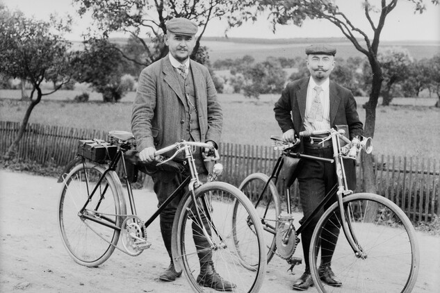 Bohumil Vavroušek s přítelem učitelem Bauerem na výletě, kolem 1910.